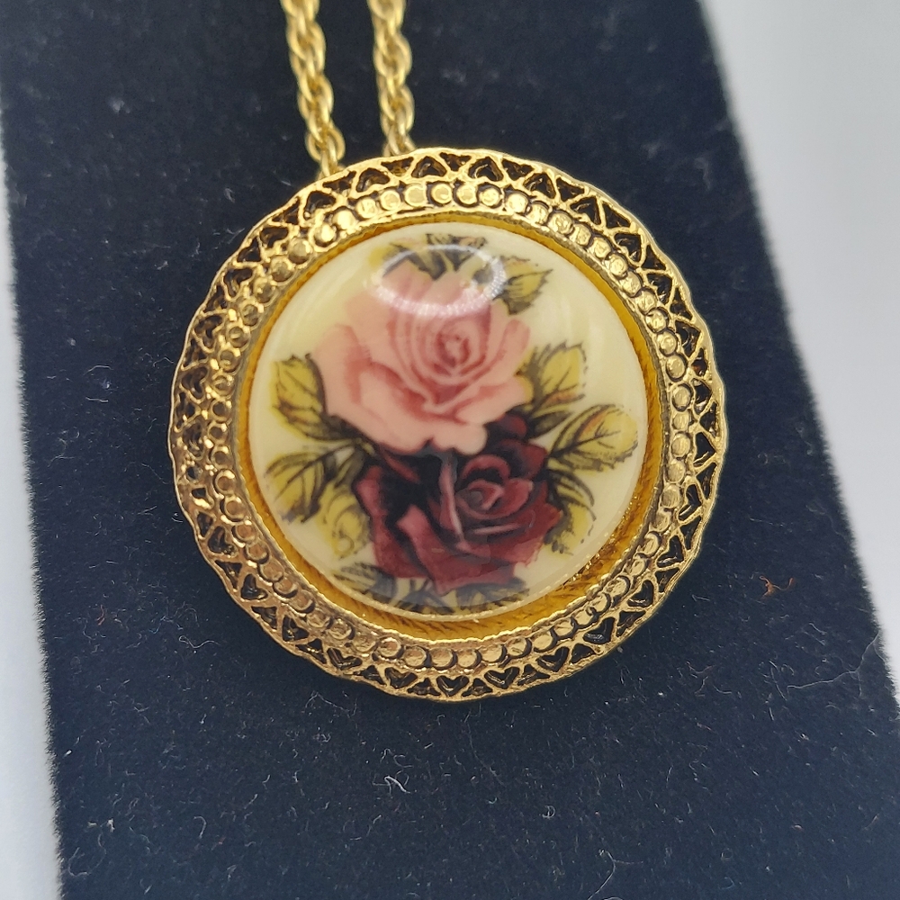 MI Painted Rose Vtg Cameo Pendant/Brooch Necklace 17", VGC.